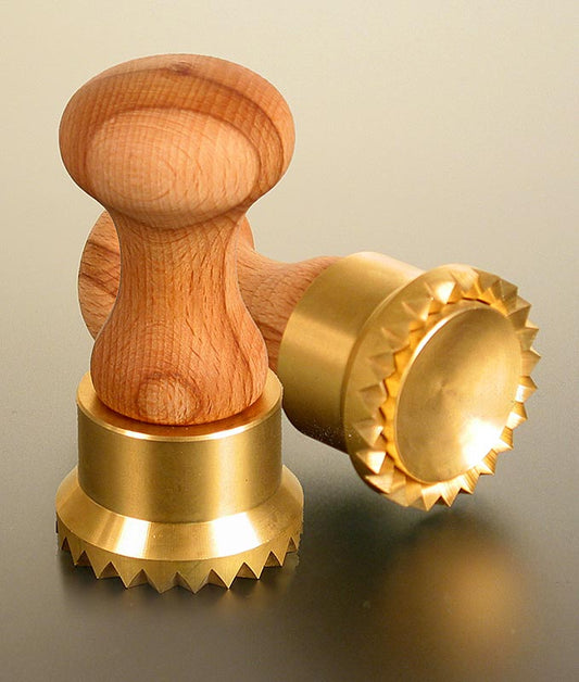 Taglia ravioli, legno/ottone, rotondo con bordo seghettato, 50 mm, 1 pz.