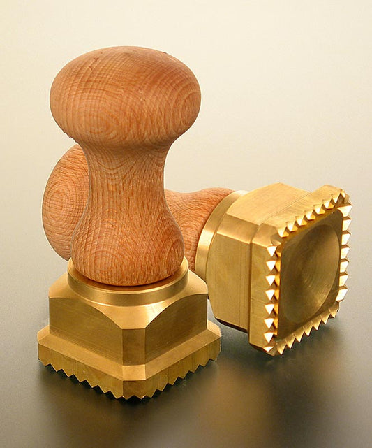 Ausstecher Ravioli, Holz/Messing, quadratisch mit gezacktem Rand, 45x45mm, 1 St